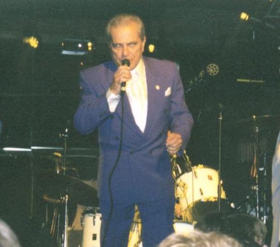 Joey Dee performing at Storman's, 2005